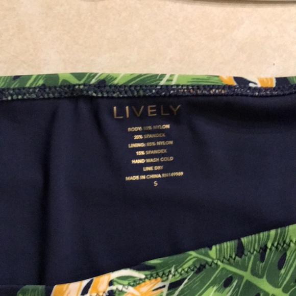 NWT lively Bikini poolside print with whisper white trim - Picture 2 of 6